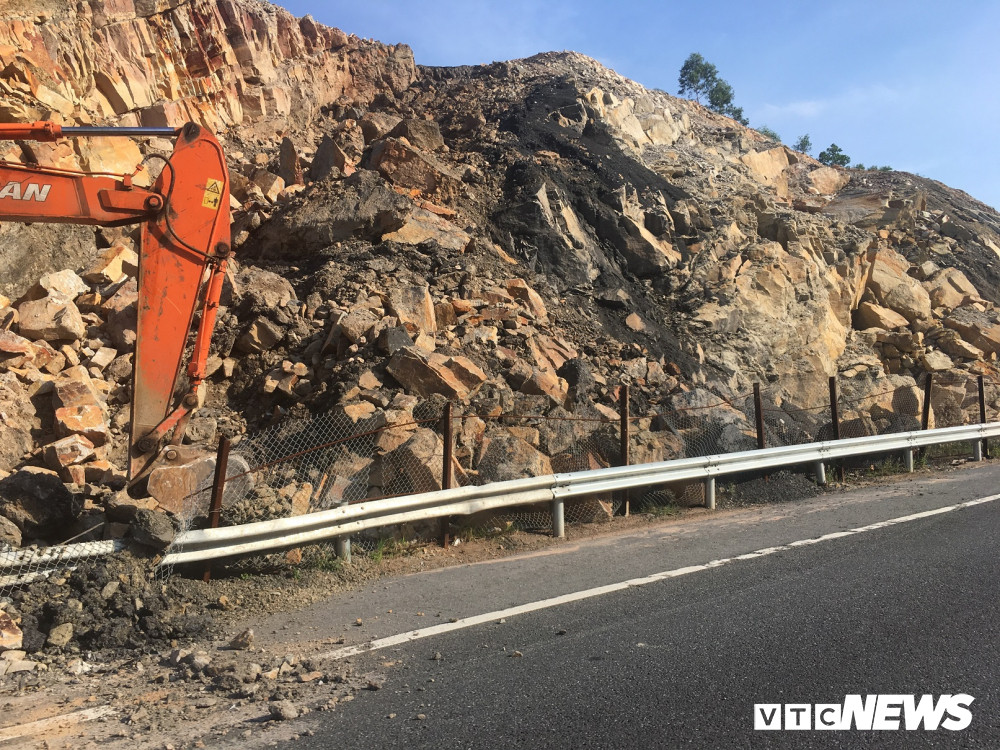 Tuy nhiên, tình trạng sạt lở xảy ra trên cao tốc (đoạn thuộc địa phận huyện Duy Xuyên, Quảng Nam) cũng khiến tuyến cao tốc đầu tiên của miền Trung tiềm ẩn nguy cơ mất an toàn. Và dư luận đang đặt ra câu hỏi, liệu cho tới bao giờ, cao tốc có vốn đầu tư gần 35 nghìn tỷ đồng mới thôi giăng bẫy?