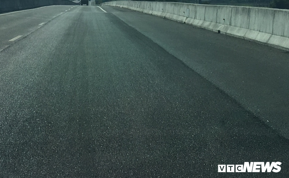 Như kế hoạch của VEC, ngày 20/12, đơn vị này chính thức hoàn thành khắc phục lún đầu cầu, đầu cống tại 6 vị trí trên. Ngoài ra, các ổ gà cũng được xử lý.