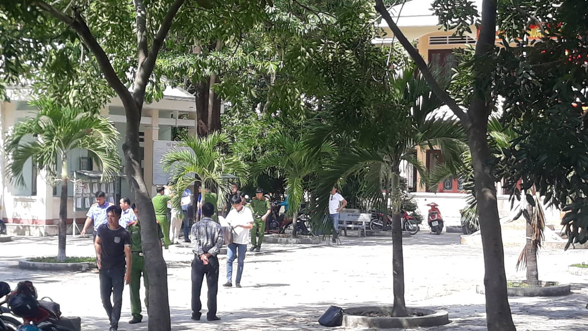 Nổ súng ở UBND phường, 1 cán bộ chết: Đối tượng mang theo 2 khẩu súng No sung o UBND phuong, 1 can bo chet: Doi tuong mang theo 2 khau sung