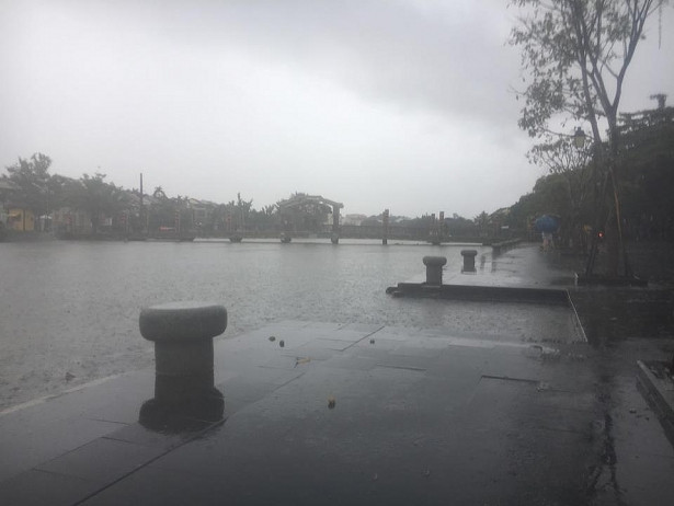 Ông Nguyễn Thế Hùng (Phó Chủ tịch UBND TP Hội An) cho biết: "Nếu tình hình mưa tiếp tục kéo dài dai dẳng, nhiều khả năng nước từ dưới sông Hoài dâng cao sẽ gây ngập các dãy nhà cổ trải dài ven sông".