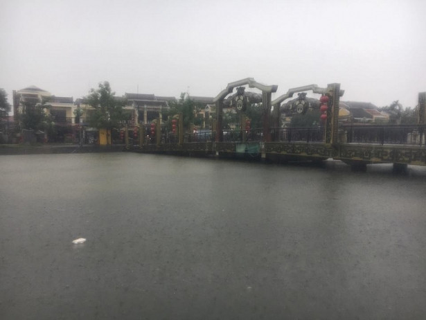 Bat chap mua lon, ngap sau tai Hoi An, khach du lich van 