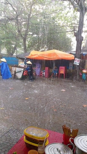 Mưa trút xuống xối xả ngày 9/12. (Ảnh: Người dân cung cấp).