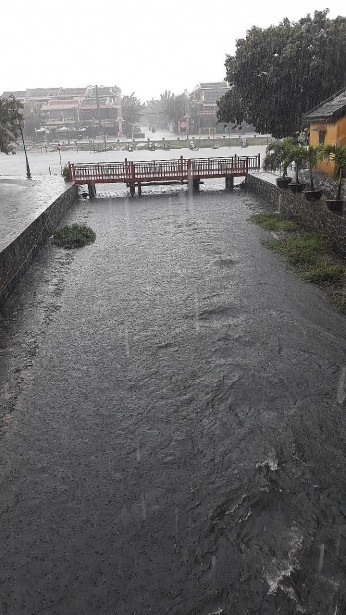 Mưa tại Chùa Cầu trong ngày 9/12.