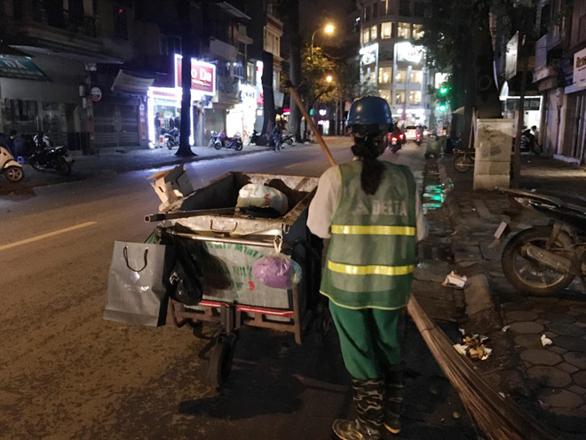 Dù đêm khuya, mưa lạnh, những công nhân vệ sinh vẫn phải ra đường làm việc, góp công sức giữ gìn môi trường xanh – sạch – đẹp.