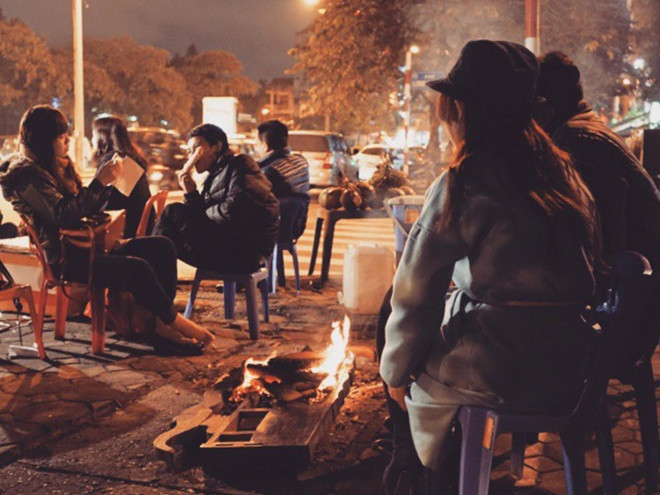 Những ngày rét buốt, để phục vụ nhu cầu thưởng thức ngô, khoai nướng của người dân, những bếp than bán ngô kéo dài đến khuya, muộn hơn bình thường.