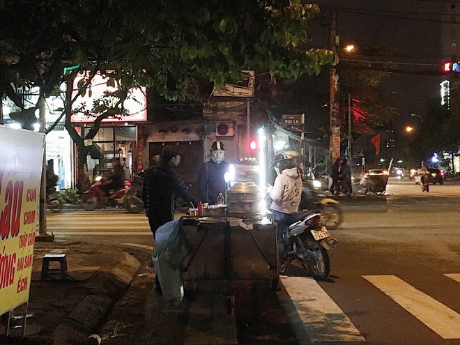 Những xe đẩy bán bánh mì, ngô xào như thế này thường bán cả đêm không nghỉ.