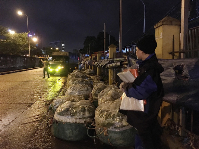 Từ 10h đêm cho tới 4 - 5h sáng là lúc chợ Long Biên bắt đầu “chuyển mình”. Những xe tải lớn chở đồ rục rịch nhập hàng, xếp đồ bày bán, bất kể đàn ông hay phụ nữ cũng đều phải vận chuyển những bao tải hàng nặng.