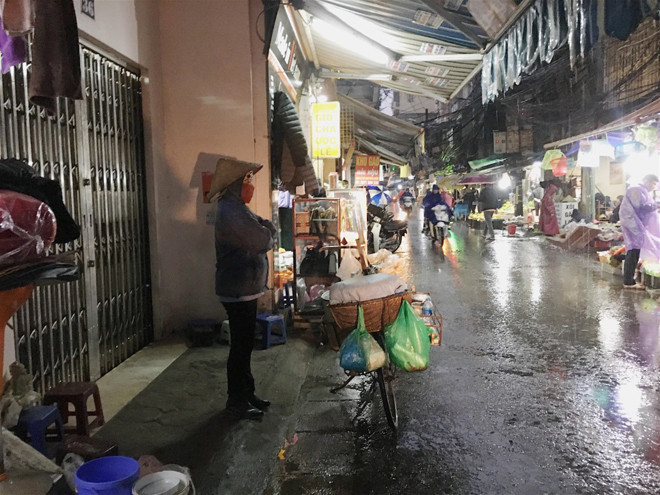 Thời tiết giá rét không những cản trở công việc của những người bán hàng rong mà còn làm hư hỏng hàng hóa của họ.