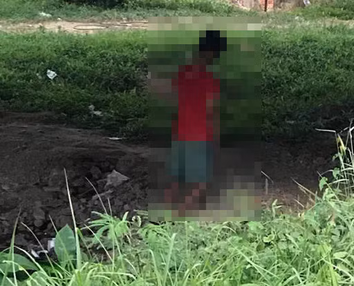 Nguoi dan ong treo co tu vong duoi chan cau Hoa An