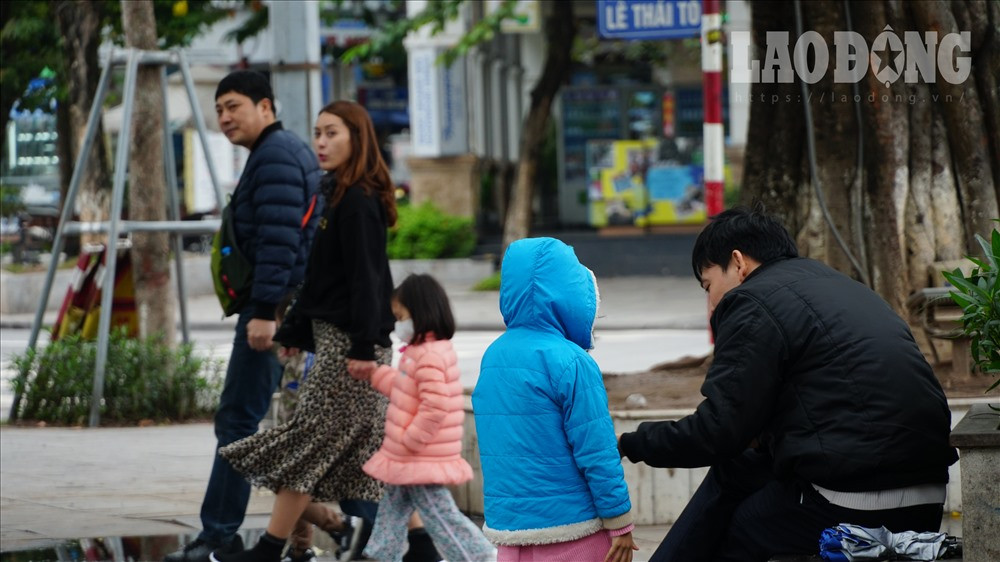 Người Hà Nội co ro đốt lửa sưởi ấm trên hè phố trong giá rét kỉ lục - Hình 5 Nguoi Ha Noi co ro dot lua suoi am tren he pho trong gia ret ki luc-Hinh-5