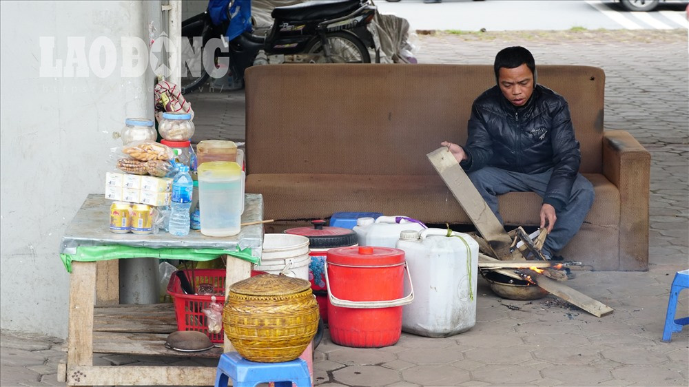 Người Hà Nội co ro đốt lửa sưởi ấm trên hè phố trong giá rét kỉ lục - Hình 22 Nguoi Ha Noi co ro dot lua suoi am tren he pho trong gia ret ki luc-Hinh-22
