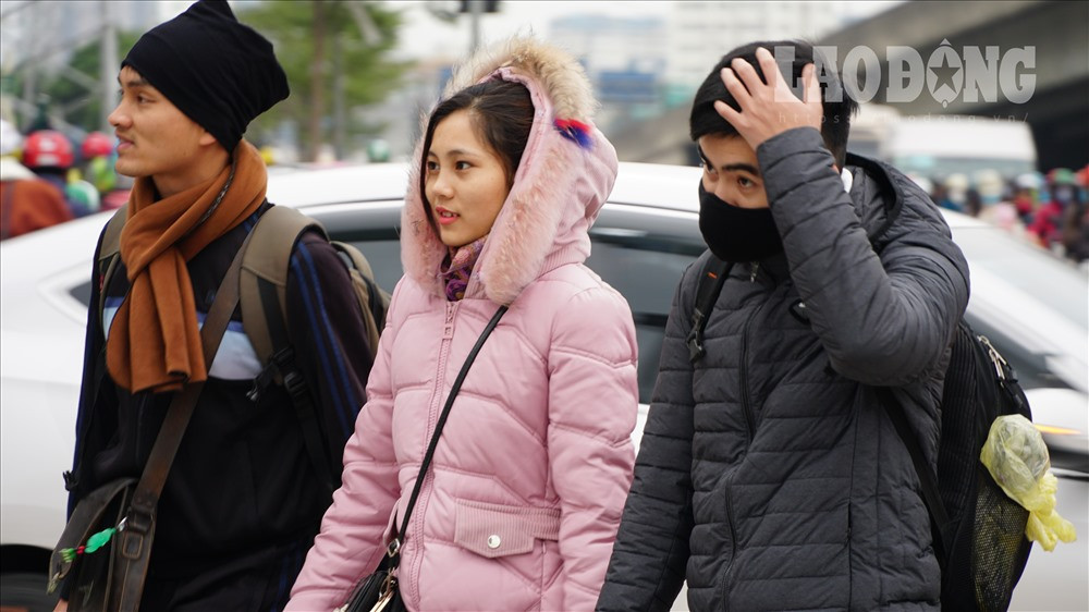 Người Hà Nội co ro đốt lửa sưởi ấm trên hè phố trong giá rét kỉ lục - Hình 8 Nguoi Ha Noi co ro dot lua suoi am tren he pho trong gia ret ki luc-Hinh-8