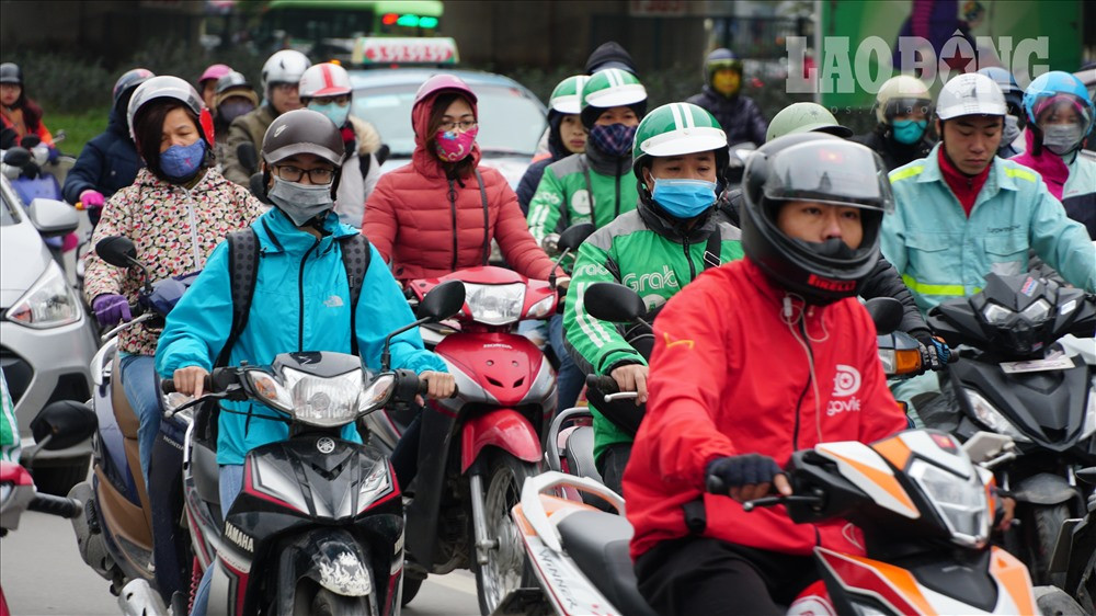 Người Hà Nội co ro đốt lửa sưởi ấm trên hè phố trong giá rét kỉ lục - Hình 2 Nguoi Ha Noi co ro dot lua suoi am tren he pho trong gia ret ki luc-Hinh-2