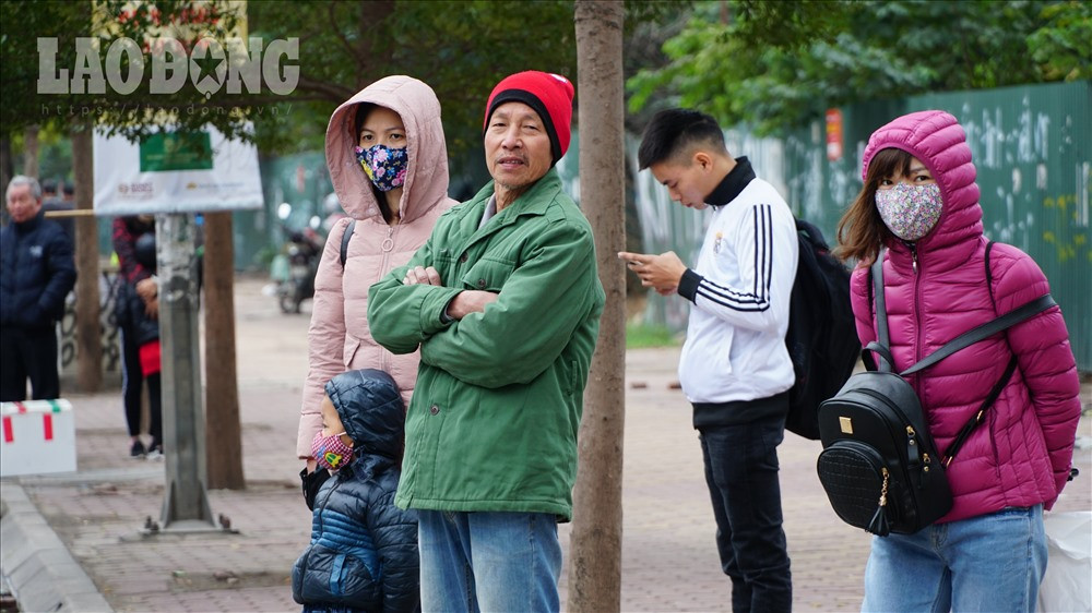 Người Hà Nội co ro đốt lửa sưởi ấm trên hè phố trong giá rét kỉ lục - Hình 15 Nguoi Ha Noi co ro dot lua suoi am tren he pho trong gia ret ki luc-Hinh-15