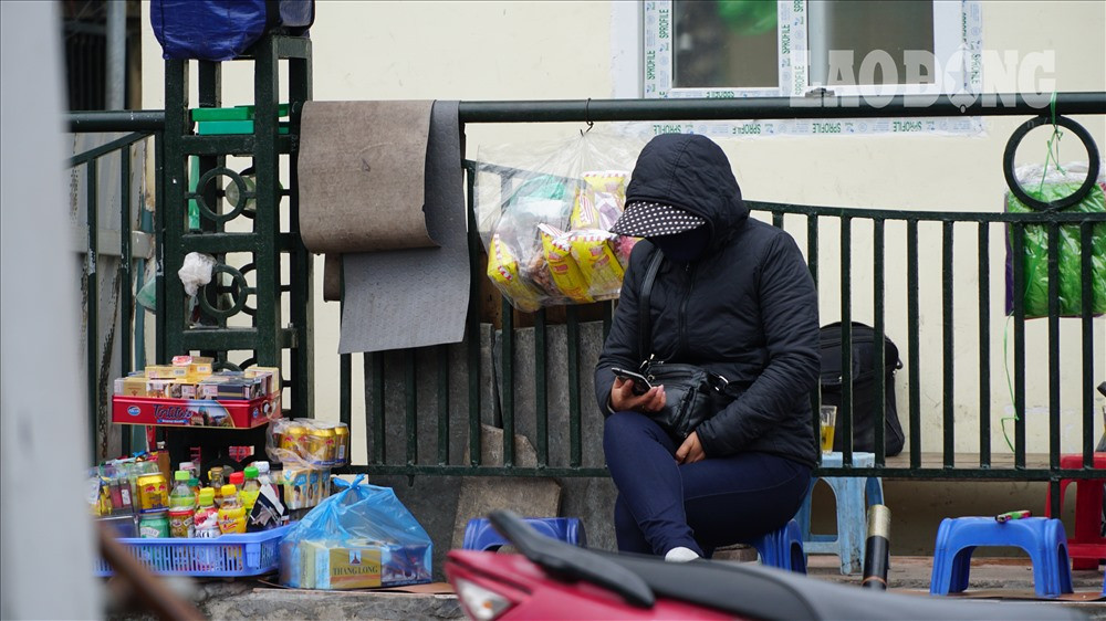 Người Hà Nội co ro đốt lửa sưởi ấm trên hè phố trong giá rét kỉ lục - Hình 20 Nguoi Ha Noi co ro dot lua suoi am tren he pho trong gia ret ki luc-Hinh-20