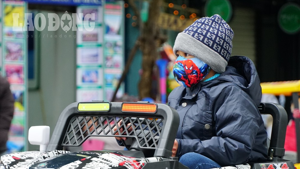 Người Hà Nội co ro đốt lửa sưởi ấm trên hè phố trong giá rét kỉ lục - Hình 6 Nguoi Ha Noi co ro dot lua suoi am tren he pho trong gia ret ki luc-Hinh-6