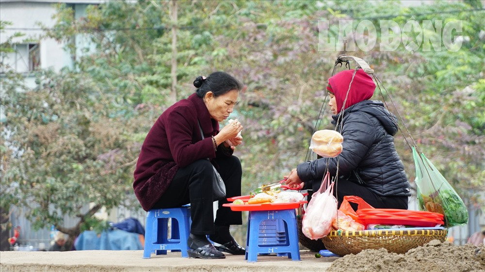 Người Hà Nội co ro đốt lửa sưởi ấm trên hè phố trong giá rét kỉ lục - Hình 23 Nguoi Ha Noi co ro dot lua suoi am tren he pho trong gia ret ki luc-Hinh-23