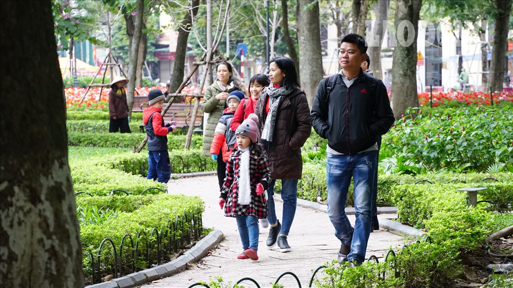 Người Hà Nội co ro đốt lửa sưởi ấm trên hè phố trong giá rét kỉ lục - Hình 14 Nguoi Ha Noi co ro dot lua suoi am tren he pho trong gia ret ki luc-Hinh-14