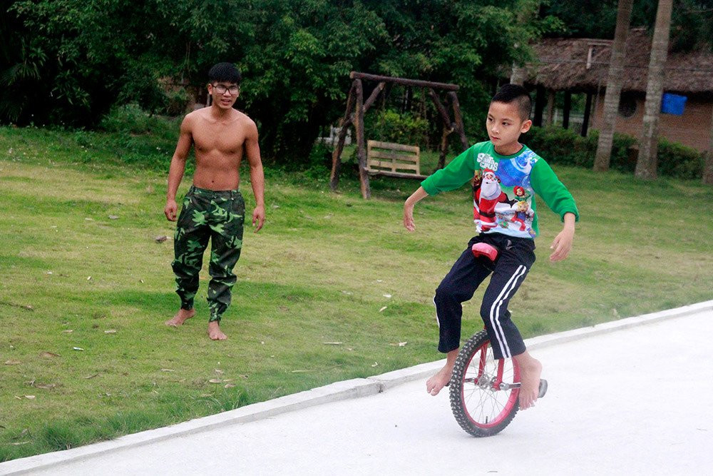 Trẻ tại trung tâm có thể đi xe đạp một bánh rất giỏi.