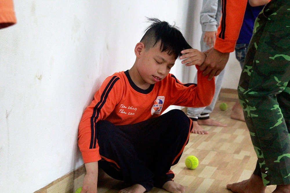 Những đứa trẻ có thể khóc bất chợt hoặc tự hành hạ bản thân.