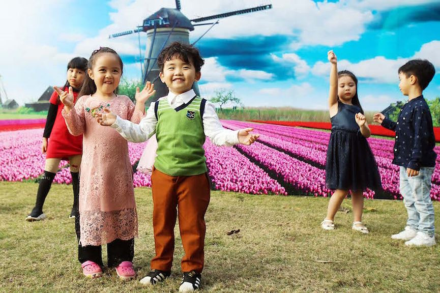 ... chụp ảnh cùng các cô gái Hà Lan và mô hình cối xay gió cao 6m; thưởng thức những chương trình ca nhạc, biểu diễn nghệ thuật đường phố hấp dẫn… 