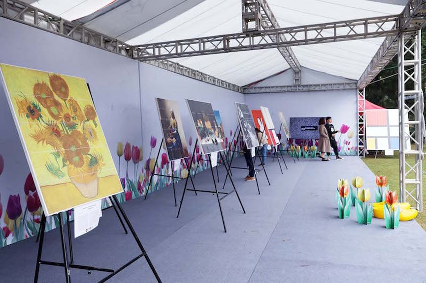 Đến với Lễ hội hoa tulip 2019, du khách không chỉ mãn nhãn bởi sắc hoa quyến rũ mà còn được hòa mình vào không khí lễ hội đậm sắc màu văn hóa của đất nước Cối xay gió với những hoạt động thú vị như : chơi trò chơi dân gian Hà Lan; tham quan không gian triển lãm văn hóa trưng bày đôi giày gỗ Clog nổi tiếng và những kiệt các hội họa từ những họa sĩ huyền thoại Hà Lan như Rembrandt, Van Gogh, Johannes Vemeer, Piet Mondrian…