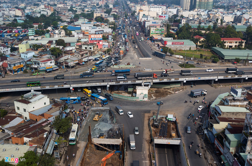 Nhánh N2 hầm chui qua ngã tư cầu vượt An Sương (quận 12 và huyện Hóc Môn) thi công dựng rào chắn khiến mặt đường Trường Chinh và quốc lộ 22, khu vực vòng xoay bị thu hẹp. Đây là nút giao thông huyết mạch ở cửa ngõ tây nam thành phố nên thường xuyên bị kẹt xe ở hướng từ quốc lộ 22 qua nút giao.