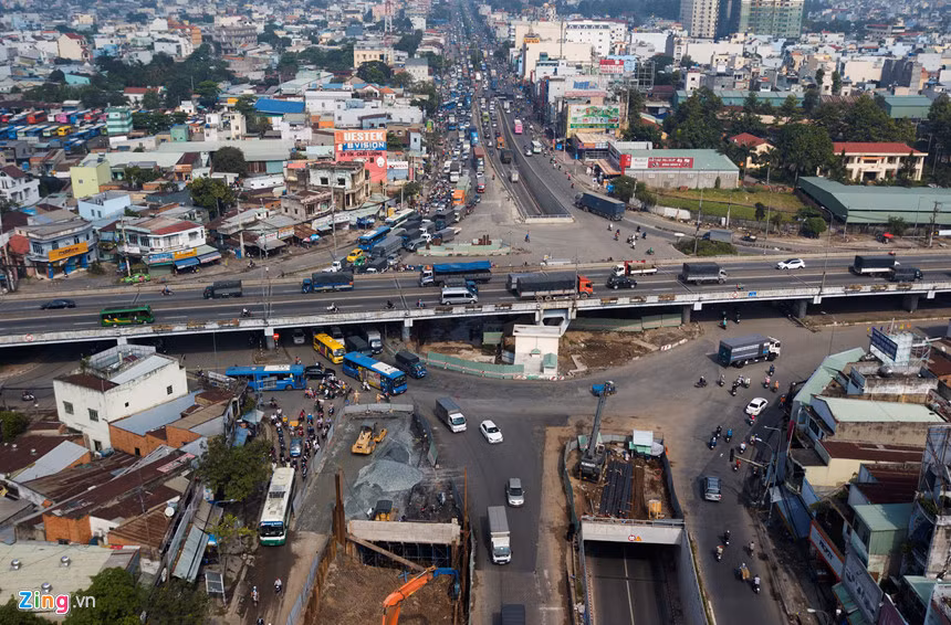 Nhánh N2 hầm chui qua ngã tư cầu vượt An Sương (quận 12 và huyện Hóc Môn) thi công dựng rào chắn khiến mặt đường Trường Chinh và quốc lộ 22, khu vực vòng xoay bị thu hẹp. Đây là nút giao thông huyết mạch ở cửa ngõ tây nam thành phố nên thường xuyên bị kẹt xe ở hướng từ quốc lộ 22 qua nút giao.