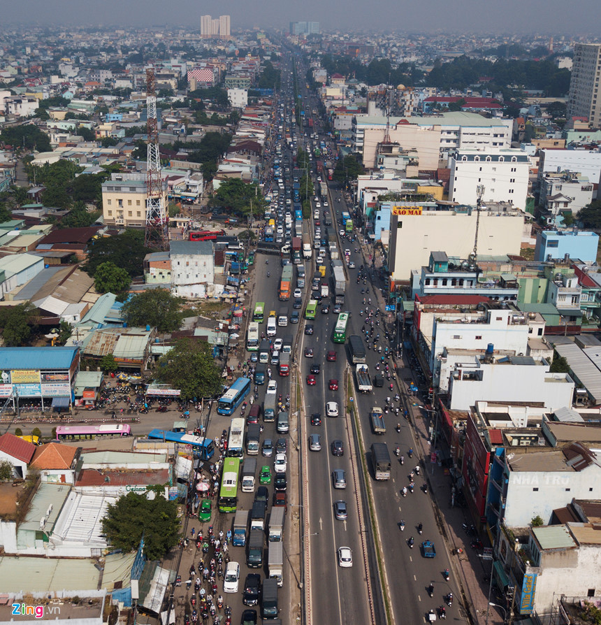 Nhiều thời điểm, các phương tiện phải xếp hàng dài gần 1 km trên quốc lộ 22, qua bến xe An Sương để qua khu vực dựng lô cốt công trình này. Theo Khu Quản lý giao thông đô thị số 3 (thuộc Sở GTVT TP.HCM), nhánh cầu này không thể đưa vào sử dụng vào cuối năm 2018 do vướng mặt bằng trên địa bàn huyện Hóc Môn. .