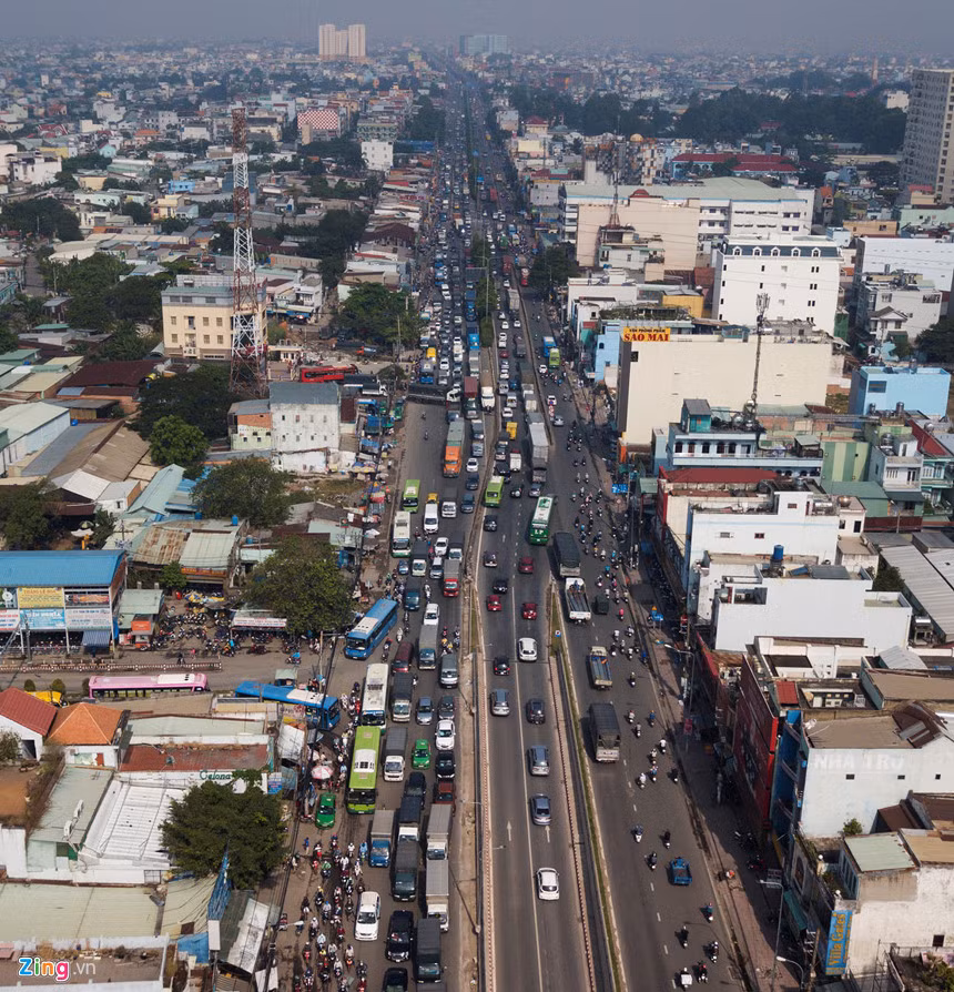Nhiều thời điểm, các phương tiện phải xếp hàng dài gần 1 km trên quốc lộ 22, qua bến xe An Sương để qua khu vực dựng lô cốt công trình này. Theo Khu Quản lý giao thông đô thị số 3 (thuộc Sở GTVT TP.HCM), nhánh cầu này không thể đưa vào sử dụng vào cuối năm 2018 do vướng mặt bằng trên địa bàn huyện Hóc Môn. .