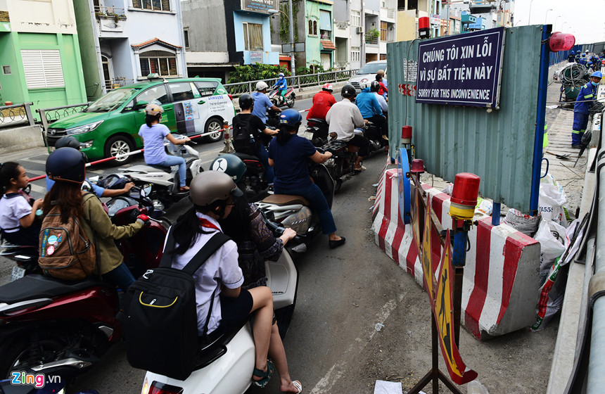 Công trình bắt đầu triển khai từ ngày 15/5/2018, thời gian thi công theo kế hoạch là 12 tháng. Hiện tại một số đoạn mặt cầu Kênh Tẻ đã được mở rộng thêm gần nửa mét.