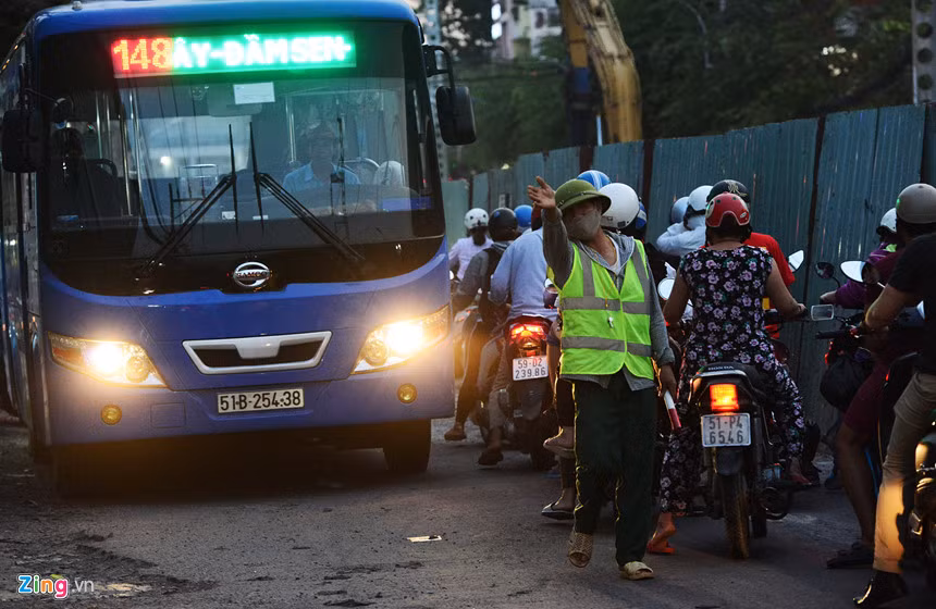 Tại góc đường Minh Phụng - Lê Quang Sung, đoạn lô cốt dài hơn 50 m án ngữ, mỗi khi xe lớn chạy qua đều chiếm hết phần đường, công nhân công trình rào chắn phải phân luồng với hướng ngược lại cho cả xe máy lưu thông.