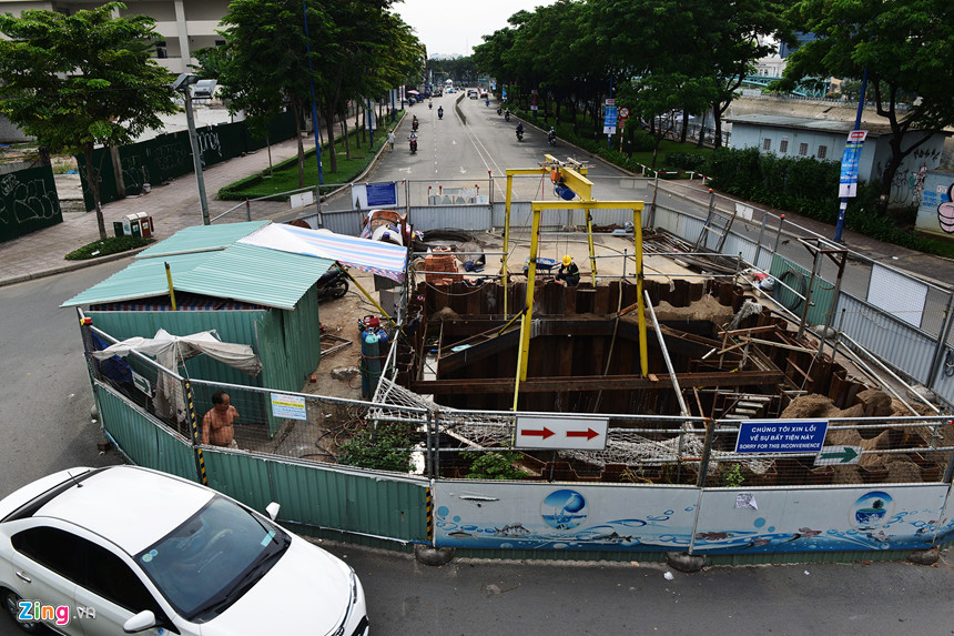 Đường Bến Vân Đồn (quận 4) dài khoảng hơn 1km nhưng có tới 7 vị trí dựng rào chắn công trình gói thầu xây dựng hệ thống cống bao của Dự án Cải thiện môi trường nước TP.HCM. Đáng chú ý, lô cốt của gói thầu này nằm bên cầu Khánh Hội đã xuất hiện một thời gian dài, bên trong cây dại mọc tươi tốt những vẫn chưa có dấu hiệu hoàn thành khi thời hạn đã qua từ lâu.