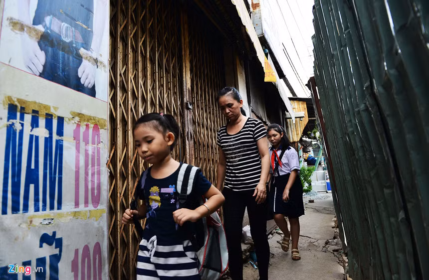 Phần vỉa hè bên trong đoạn rào chắn này cũng bị thu hẹp chỉ còn lối nhỏ cho người đi bộ rộng hơn nửa mét. Đây là những rào chắn của công trình Cải tạo hệ thống thoát nước Hàng Bàng thuộc Dự án Cải thiện môi trường nước TP.HCM, lưu vực kênh Tàu Hủ - Bến Nghé - Kênh Đôi - Kênh Tẻ giai đoạn 2.