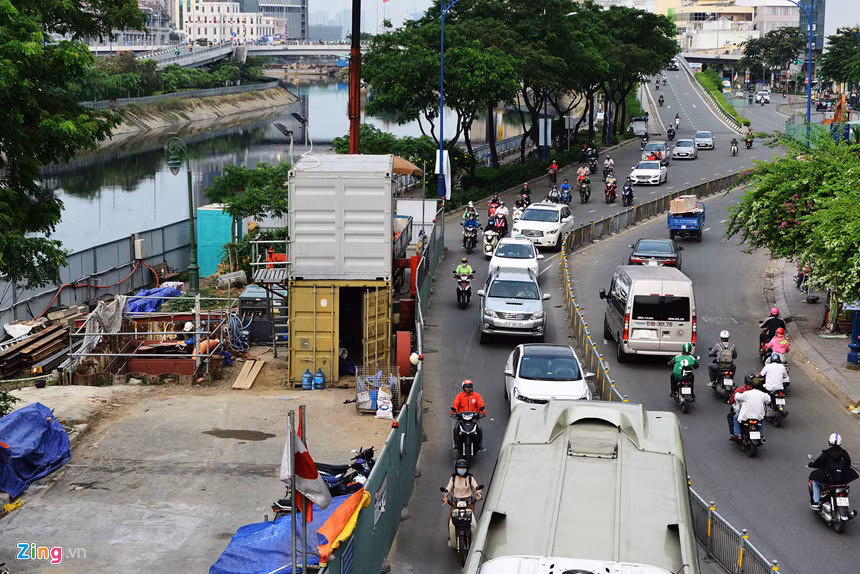 Cũng tại đường Bến Vân Đồn, một số lô cốt khác dọc kênh Tàu Hủ - Bến Nghé chiếm phần lớn diện tích một làn đường. Bên trong rào chắn dựng cả những thùng container với khoảng đất trống khá rộng. .