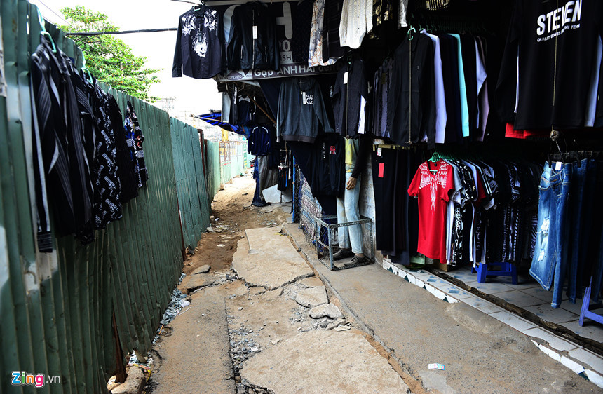 Các chủ cửa hàng bán quần áo bên những đoạn lô cốt trên đường Minh Phụng cho biết họ chỉ treo hàng bán cầm chừng chờ hoàn thiện công trình, từ ngày dựng rào chắn có ít khách ghé. Bảng công trình ghi ngày thi công từ 4/8 đến 10/11/2018 nhưng hiện tại những lô cốt này vẫn đang ngổn ngang.