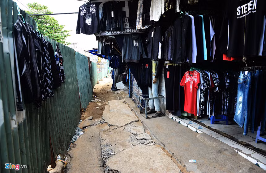 Các chủ cửa hàng bán quần áo bên những đoạn lô cốt trên đường Minh Phụng cho biết họ chỉ treo hàng bán cầm chừng chờ hoàn thiện công trình, từ ngày dựng rào chắn có ít khách ghé. Bảng công trình ghi ngày thi công từ 4/8 đến 10/11/2018 nhưng hiện tại những lô cốt này vẫn đang ngổn ngang.