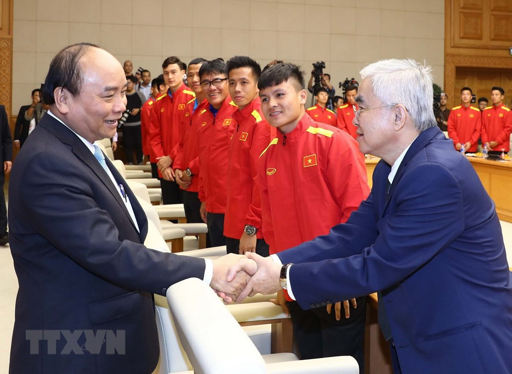 Thủ tướng Nguyễn Xuân Phúc bắt tay cựu Chủ tịch Liên đoàn bóng đá Việt Nam VFF Lê Hùng Dũng.