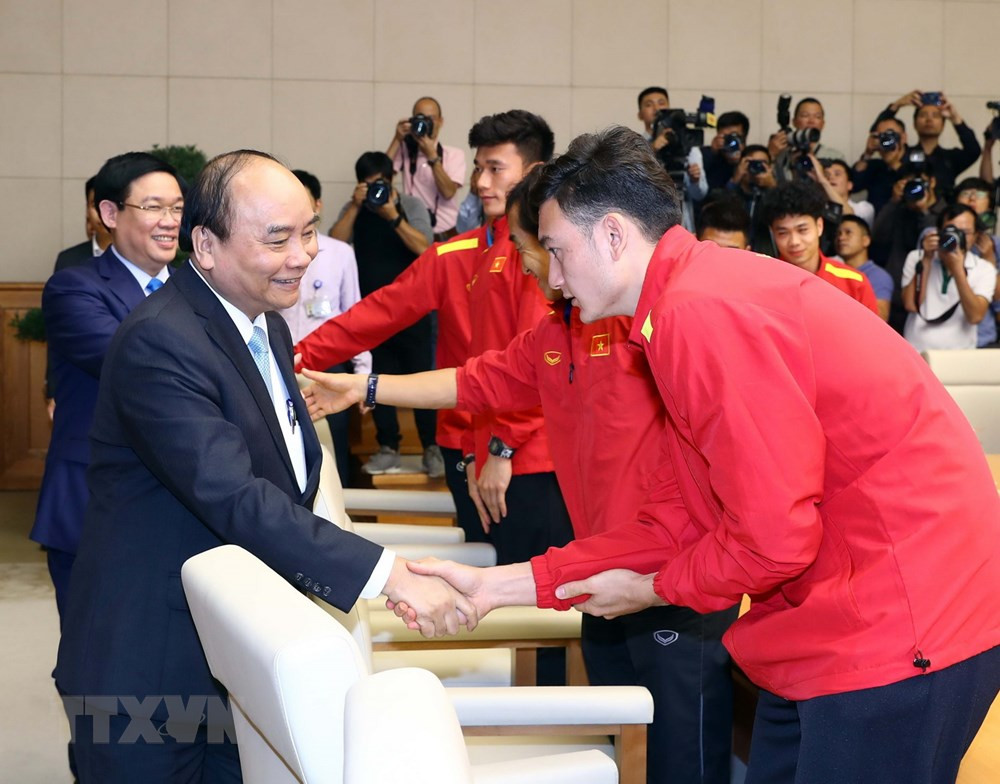 Thủ tướng Nguyễn Xuân Phúc và thủ môn Đặng Văn Lâm.