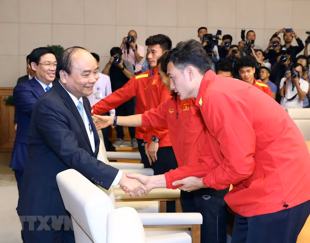 Thủ tướng Nguyễn Xuân Phúc và thủ môn Đặng Văn Lâm.