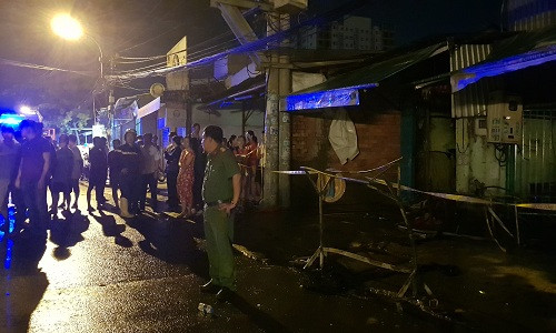 Chay lon khu nha tro cong nhan, 20 nguoi ket trong dam chay