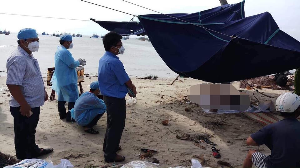 Thi the nguoi dan ong chan bi buoc chat 2 tang da noi tren bien