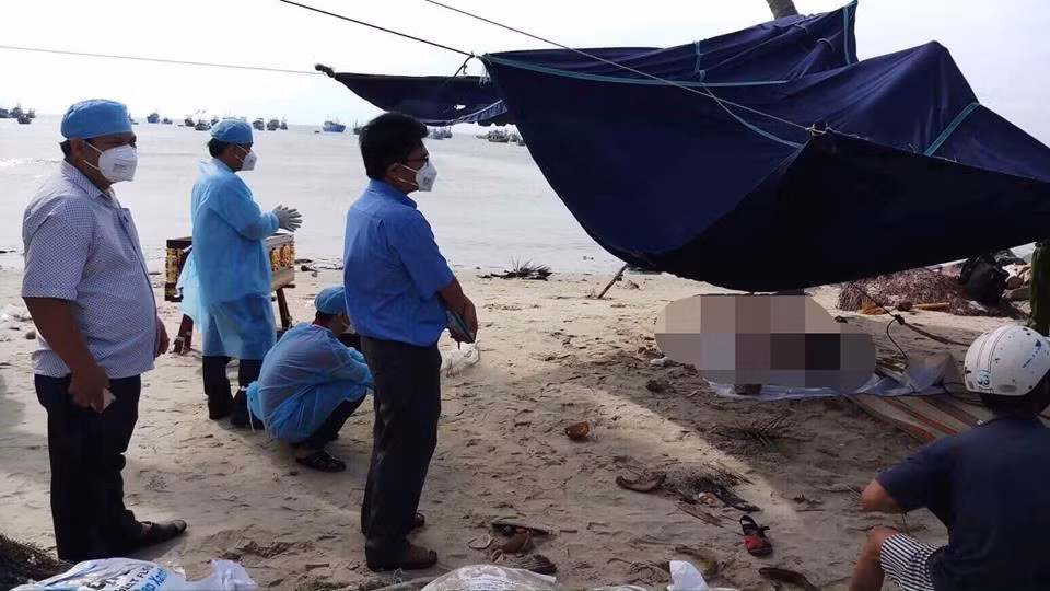 Thi the nguoi dan ong chan bi buoc chat 2 tang da noi tren bien