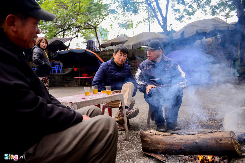Những mảnh gỗ, thân cây được nhiều người nhặt nhạnh từ mọi nơi mang về để sưởi ấm.
