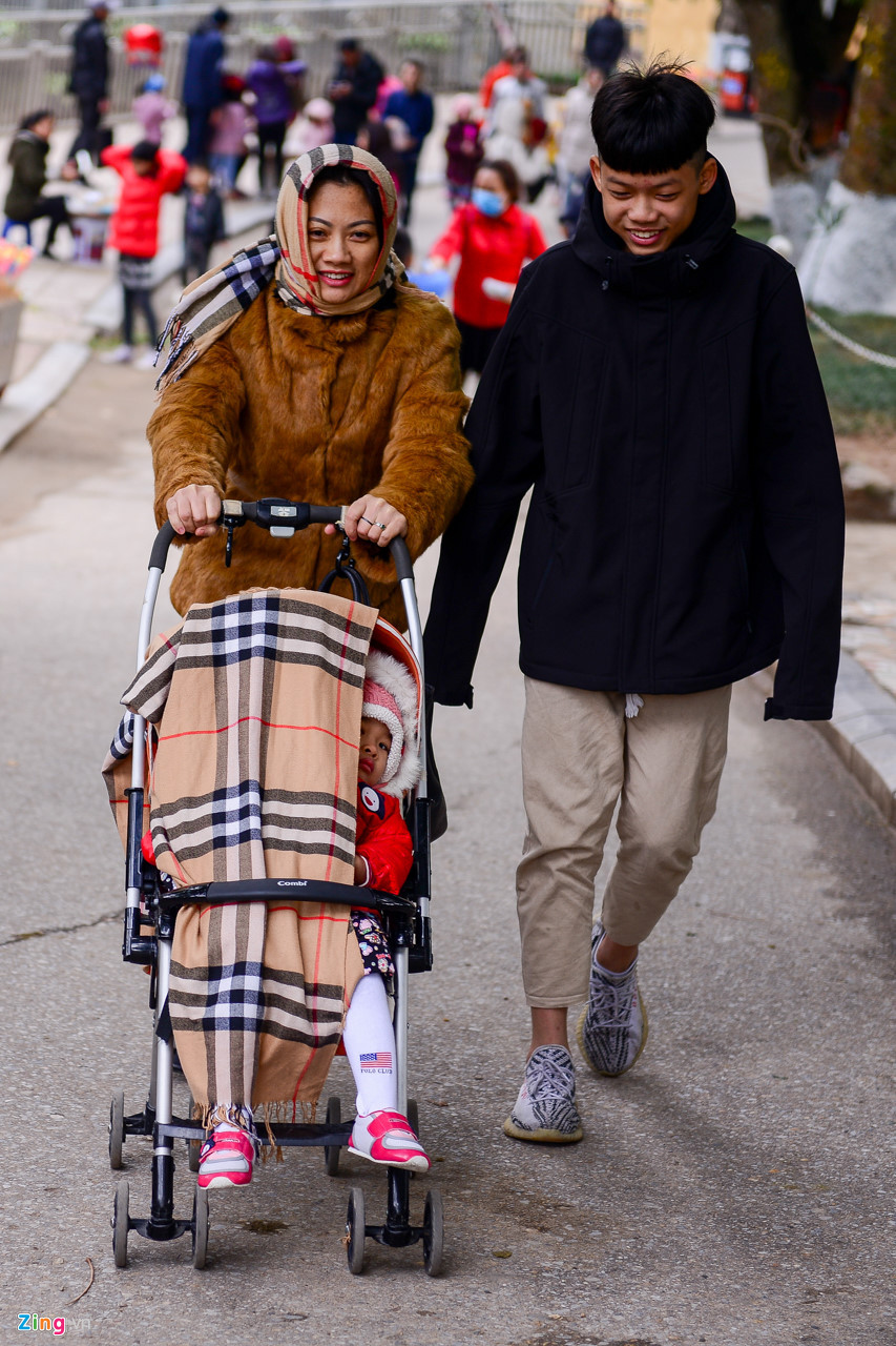 Chị Hà đưa con từ Ninh Bình đi chơi Thủ Lệ. “Hôm nay đỡ lạnh hơn hôm qua nên tôi tranh thủ cho các cháu đi chơi. Cháu bé được bịt kín nên tôi cũng yên tâm”.