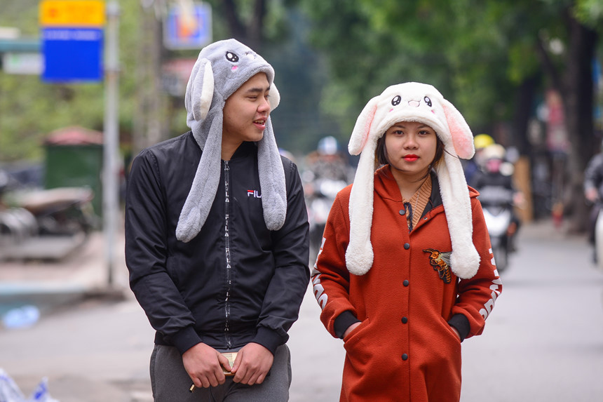 Đôi bạn trẻ Thiện và Vân kịp sắm cho mình chiếc mũ lông hình thú khá ấm áp với giá 150.000 đồng.