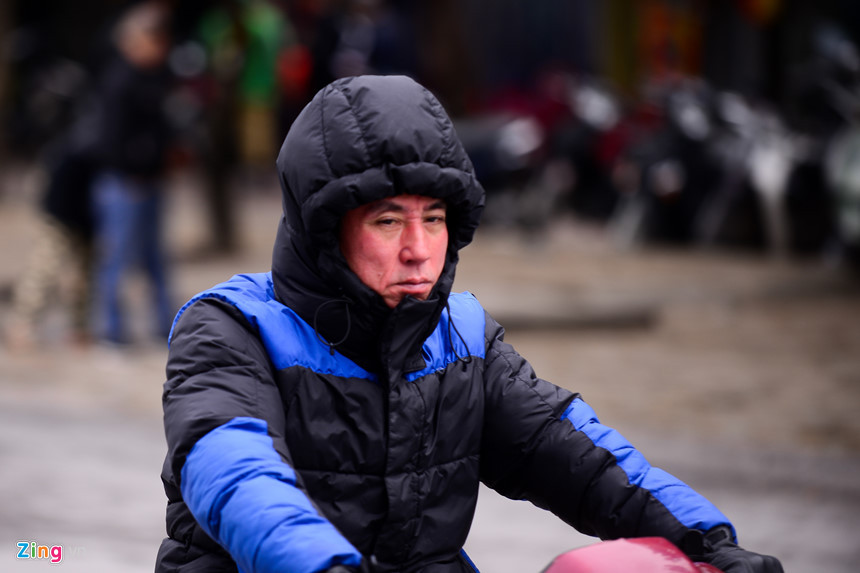 Một người đàn ông mặt đỏ gay khi đi ngoài trời giá lạnh.