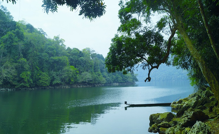 Ngoài sự hùng vĩ, đôi khi cảnh vật cũng yên tĩnh mà cứ ngỡ là khúc sông quê (Ảnh: Long Trọng)