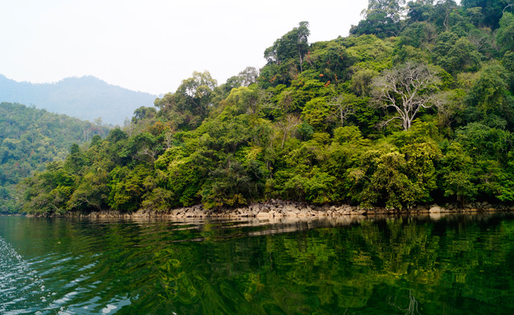 Mặt hồ xanh biếc quanh năm (Ảnh: Long Trọng)