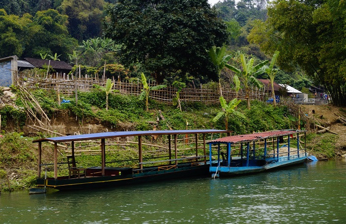 Người dân bản địa chủ yếu di chuyển bằng xuồng máy, đồng thời sử dụng phục vụ khách du lịch. (Ảnh: Long Trọng)